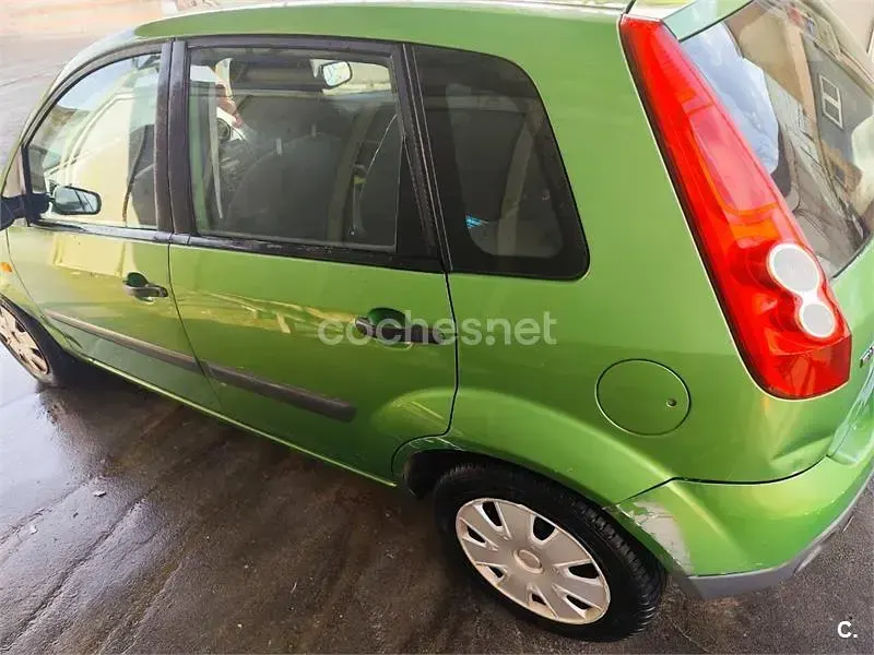 Usado Ford Fiesta Ambiente 68 CV (50 kW) 2008 Verde Utilitario