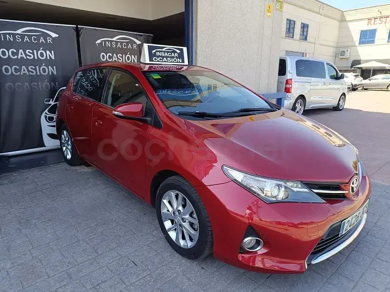Usado Toyota Auris Active 132 CV (97 kW) 2015 Granate Berlina