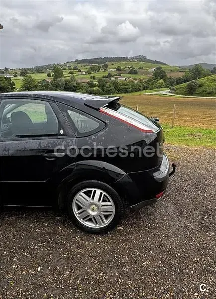 Usado Ford Focus Ghia 136 CV (100 kW) 2005 Negro Berlina