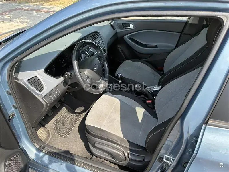 Usado Hyundai i20 84 CV (61 kW) 2015 Azul Berlina