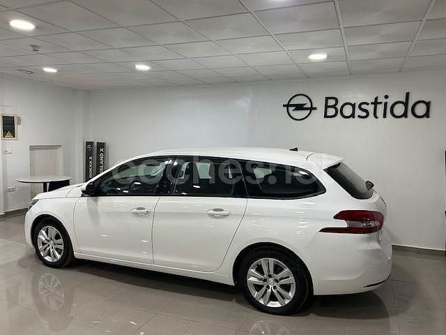 Usado Peugeot 308 SW Active 130 CV (95 kW) 2021 Blanco Familiar