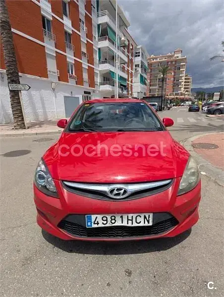 Usado Hyundai i30 100 CV (73 kW) 2011 Rojo Berlina