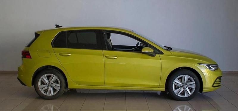 Usado VW Golf VIII Life 131 CV (96 kW) 2020 Verde lima Berlina