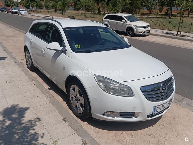 Usado Opel Insignia Selective 130 CV (95 kW) 2013 Blanco Familiar