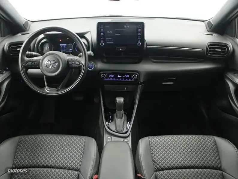 Usado Toyota Yaris Style 116 CV (85 kW) 2022 Bronce Utilitario