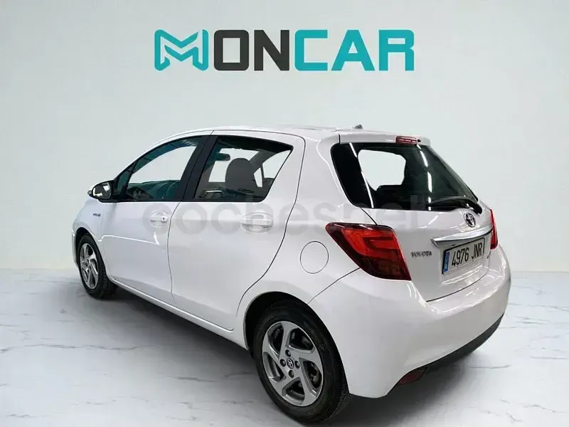 Usado Toyota Yaris Hybrid Active 100 CV (73 kW) 2016 Blanco Berlina