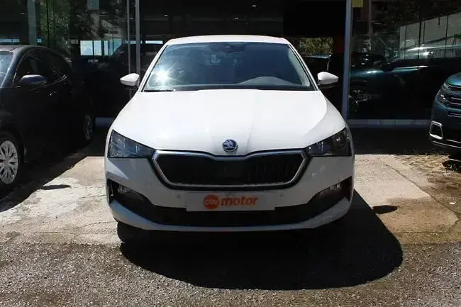 Usado Skoda Scala Active 95 CV (69 kW) 2022 Blanco Utilitario