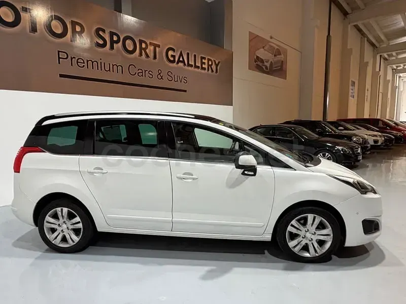 Usado Peugeot 5008 Active 120 CV (88 kW) 2016 Blanco Monovolumen