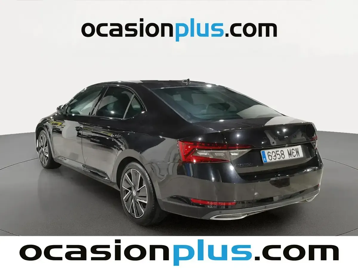 Usado Skoda Superb SportLine 150 CV (110 kW) 2022 Negro Berlina