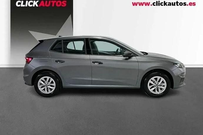 Usado Skoda Fabia Essence 95 CV (69 kW) 2025 Plata Utilitario