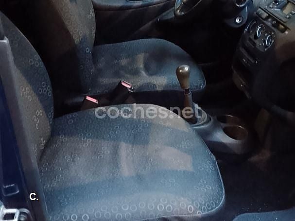 Usado Toyota Yaris Luna 87 CV (63 kW) 2005 Azul Berlina