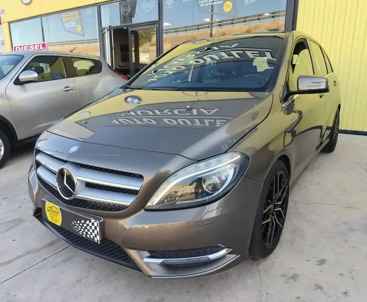 Usado Mercedes B180 AMG line 109 CV (80 kW) 2015 Marrón Utilitario