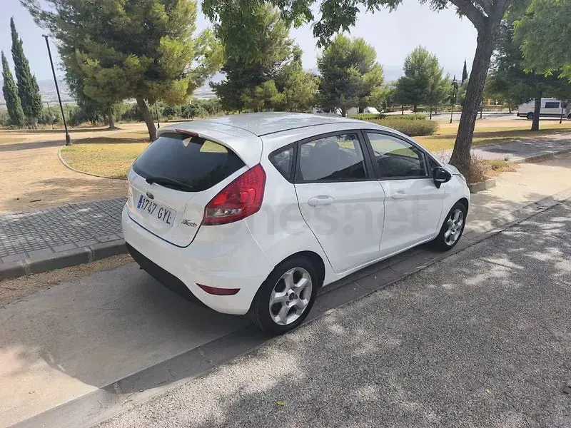 Usado Ford Fiesta Trend 68 CV (50 kW) 2010 Blanco Berlina