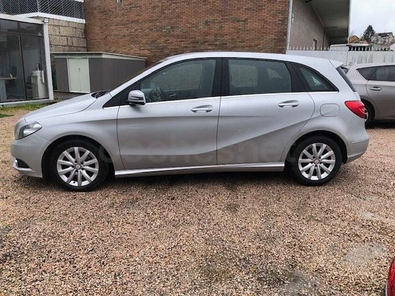 Usado Mercedes B180 122 CV (89 kW) 2013 Gris / plata Monovolumen