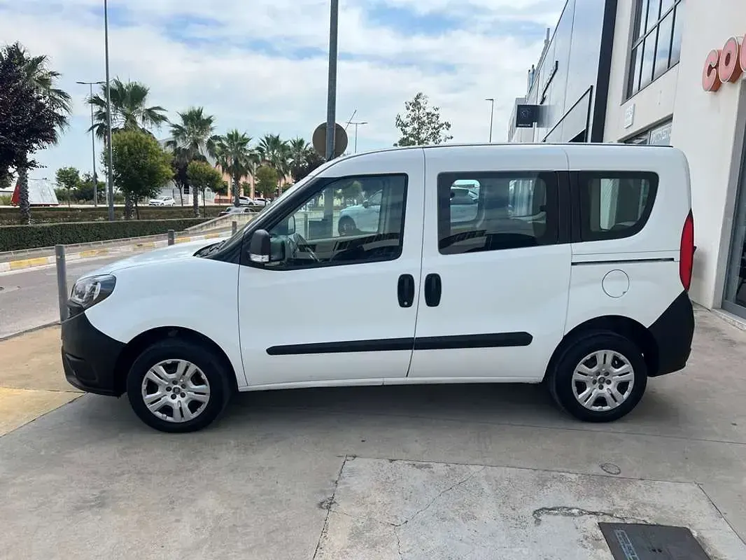 Usado Fiat Doblò 95 CV (69 kW) 2019 Blanco Monovolumen