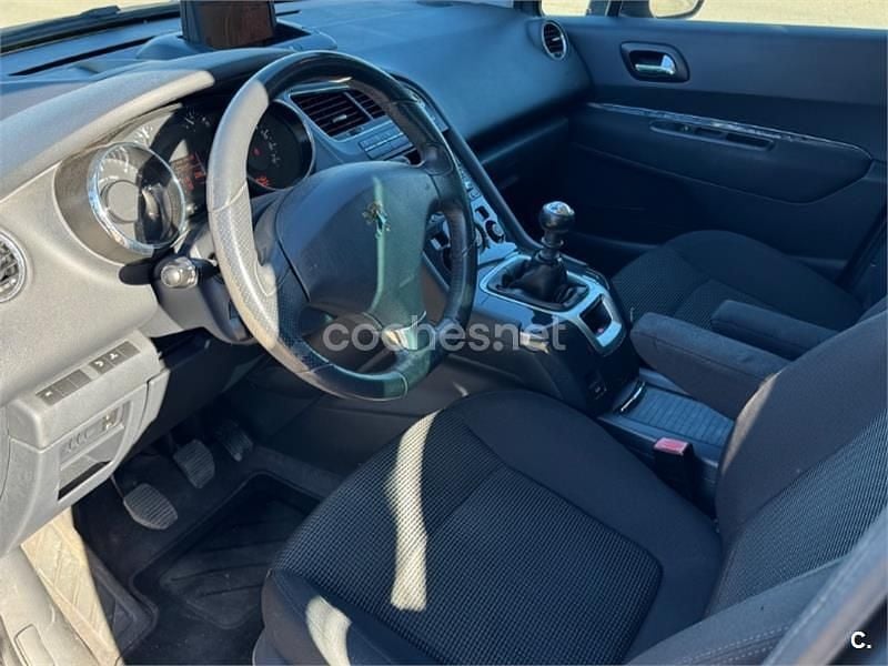 Usado Peugeot 5008 Sport 112 CV (82 kW) 2011 Gris / plata Monovolumen