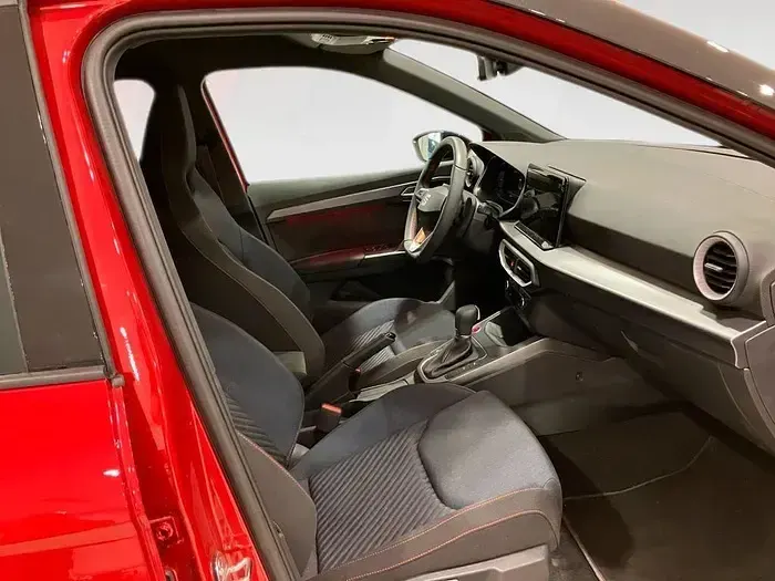 Usado Seat Arona FR 115 CV (84 kW) 2025 Rojo SUV