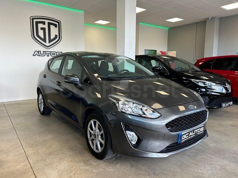 Gris / plata Usado 2019 Ford Fiesta Trend Berlina | 9890 € (Un poco caro) - Imagen 1/4