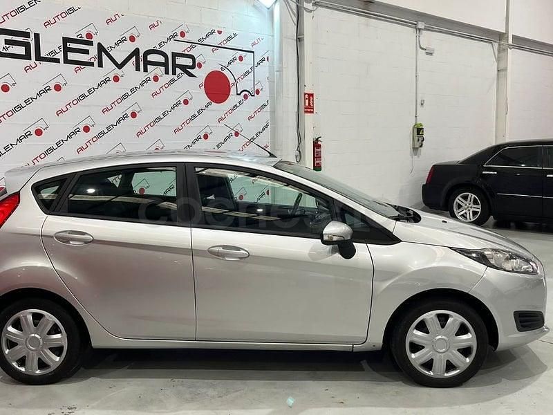 Usado Ford Fiesta Trend 75 CV (55 kW) 2016 Gris / plata Berlina