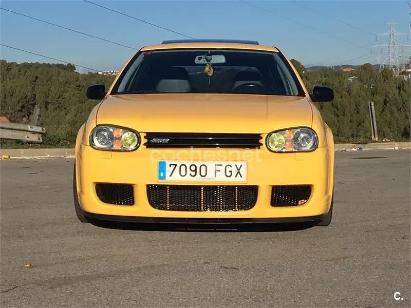 Usado VW Golf IV R 241 CV (177 kW) 2003 Amarillo Berlina