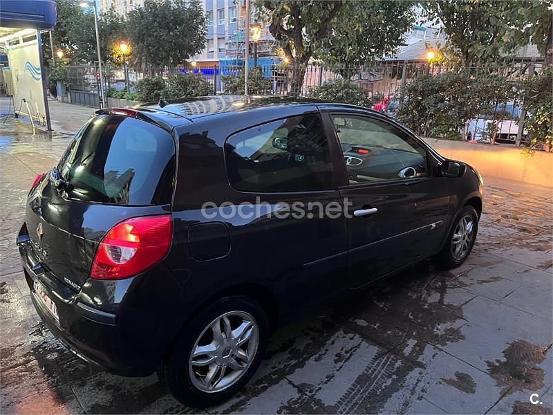 Usado Renault Clio II Dynamique 100 CV (73 kW) 2007 Negro Berlina