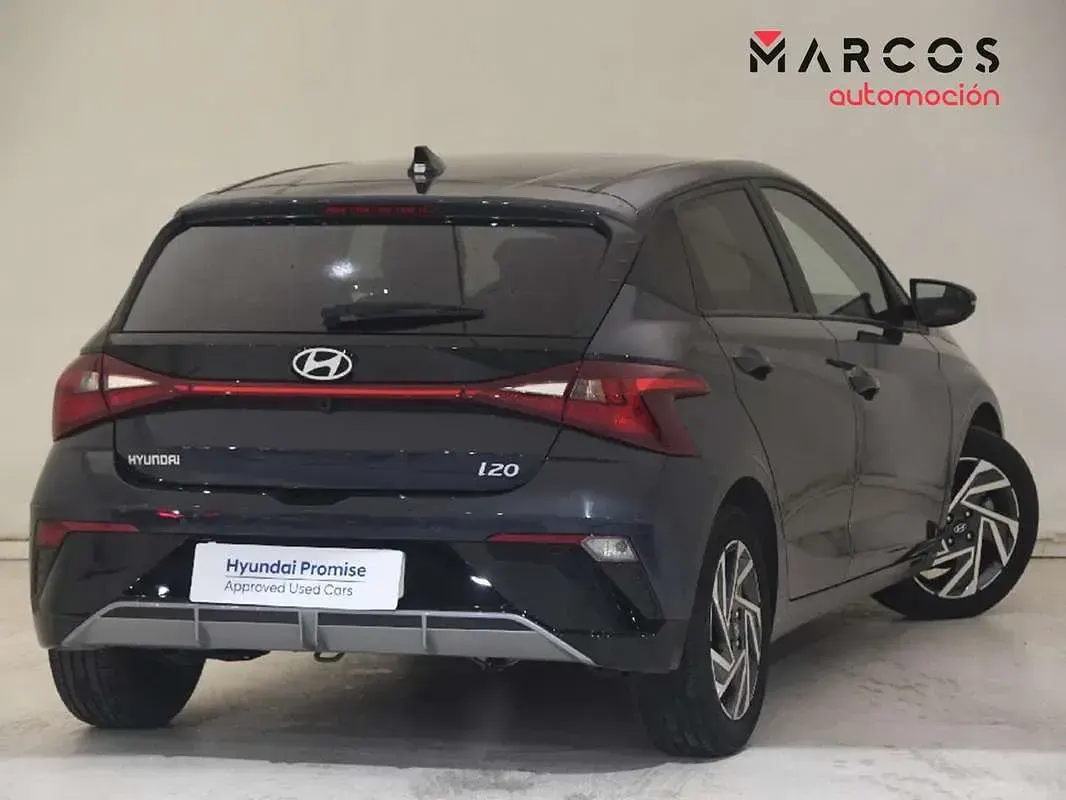 Usado Hyundai i20 101 CV (74 kW) 2025 Gris Utilitario
