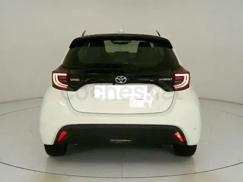 Usado Toyota Yaris Hybrid Active 116 CV (85 kW) 2022 Blanco Berlina
