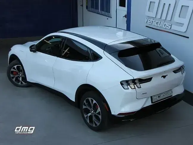 Begagnad Ford Mustang Mach-E Premium 197 kW (269 HK) 2023 Vit SUV