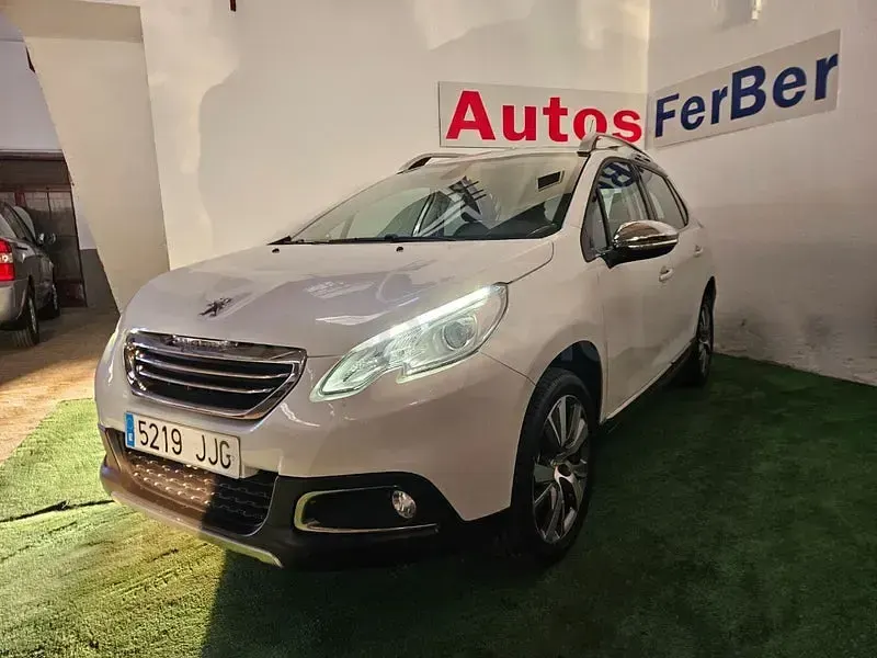 Usado Peugeot 2008 Allure 120 CV (88 kW) 2015 Blanco SUV