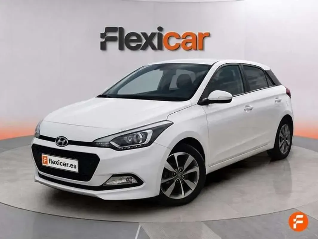 Usado Hyundai i20 84 CV (61 kW) 2015 Blanco Berlina