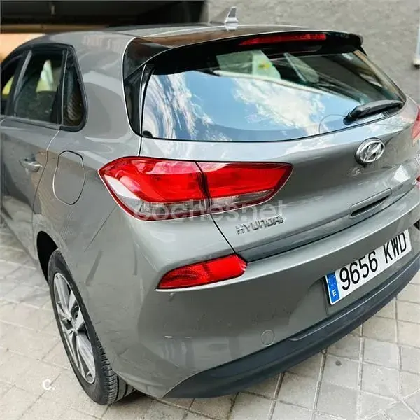 Usado Hyundai i30 120 CV (88 kW) 2019 Gris / plata Berlina