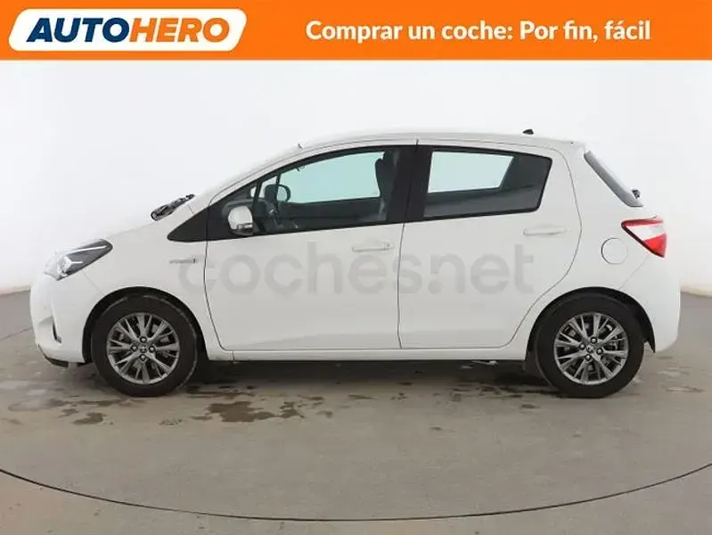 Usado Toyota Yaris Hybrid Active 101 CV (74 kW) 2019 Blanco Berlina