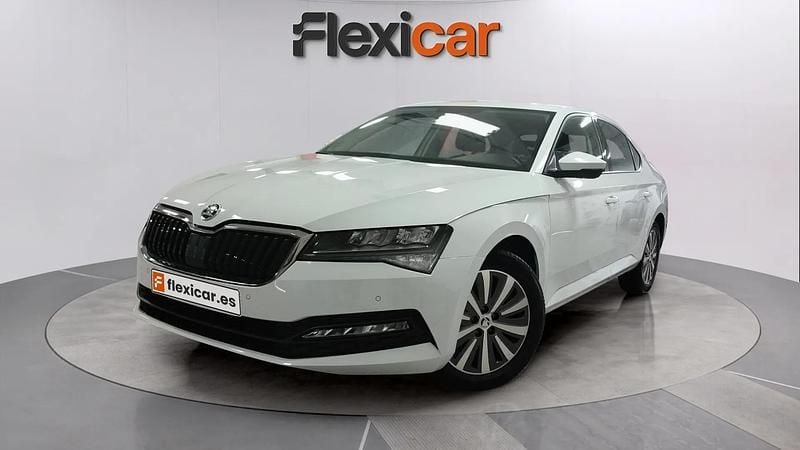 Usado Skoda Superb Style 151 CV (111 kW) 2022 Blanco Familiar