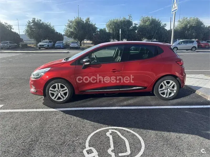 Usado Renault Clio IV LIMITED 76 CV (55 kW) 2019 Rojo Berlina