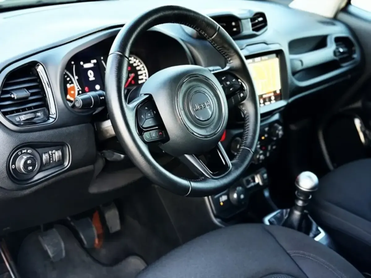 Usado Jeep Renegade Night Eagle 140 CV (102 kW) 2019 Blanco SUV