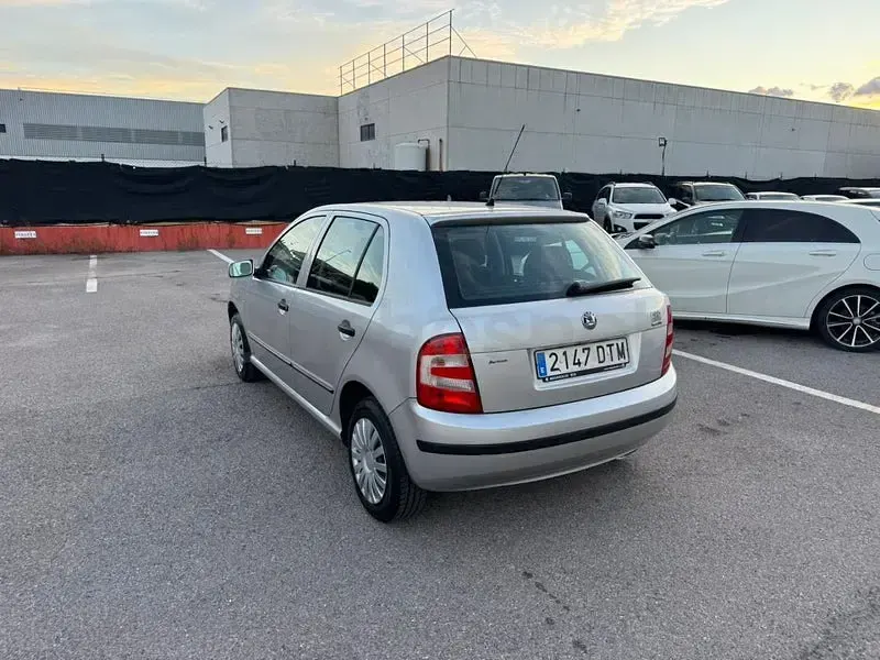 Usado Skoda Fabia Comfort 80 CV (58 kW) 2005 Gris / plata Berlina