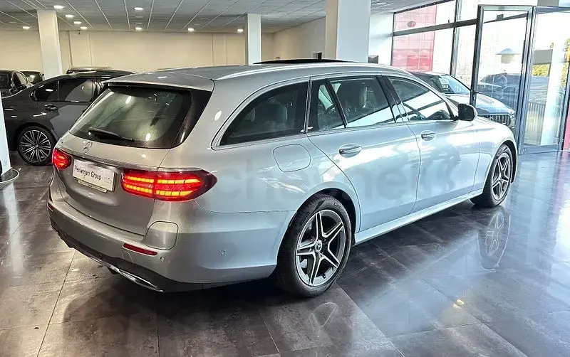 Usado Mercedes E300 320 CV (235 kW) 2023 Gris / plata Familiar