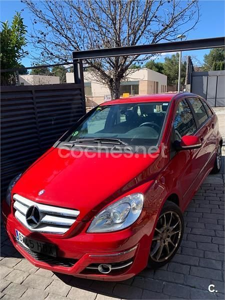 Usado Mercedes B180 109 CV (80 kW) 2011 Rojo Monovolumen