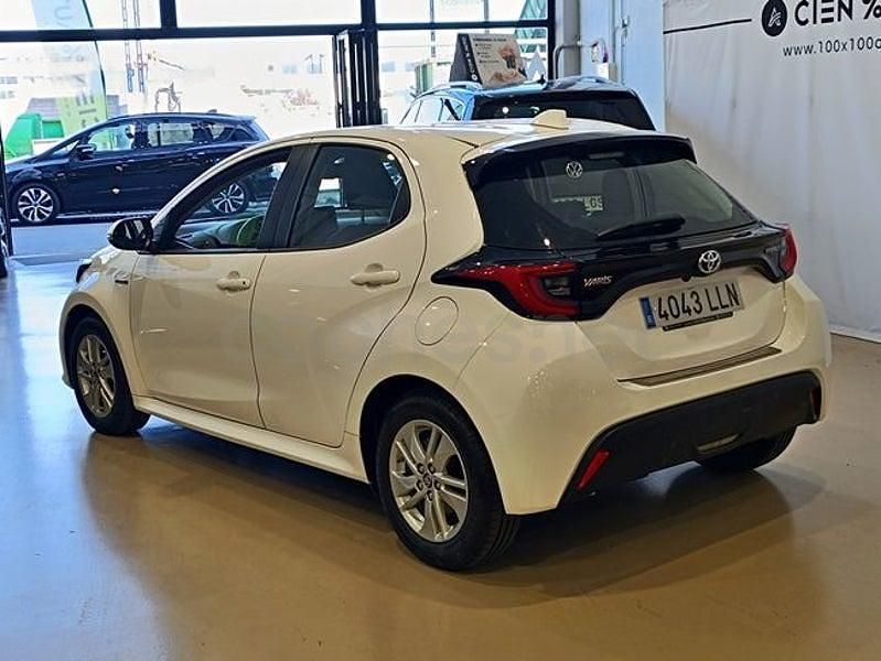 Usado Toyota Yaris Hybrid Active 100 CV (73 kW) 2020 Blanco Berlina