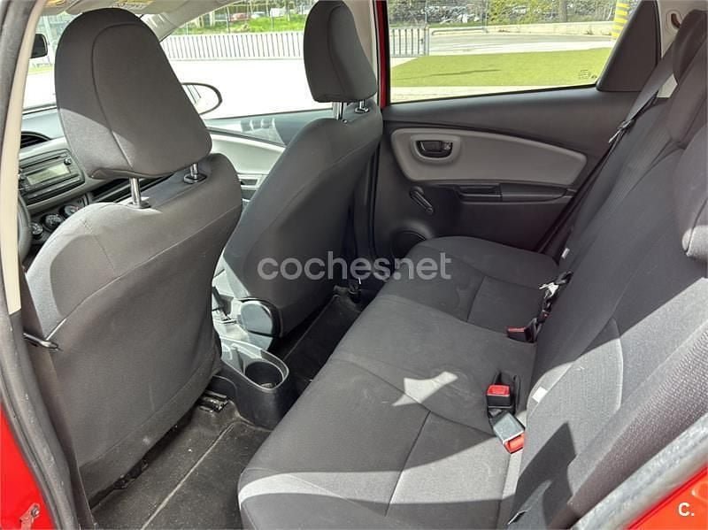 Usado Toyota Yaris Active 69 CV (50 kW) 2016 Rojo Berlina