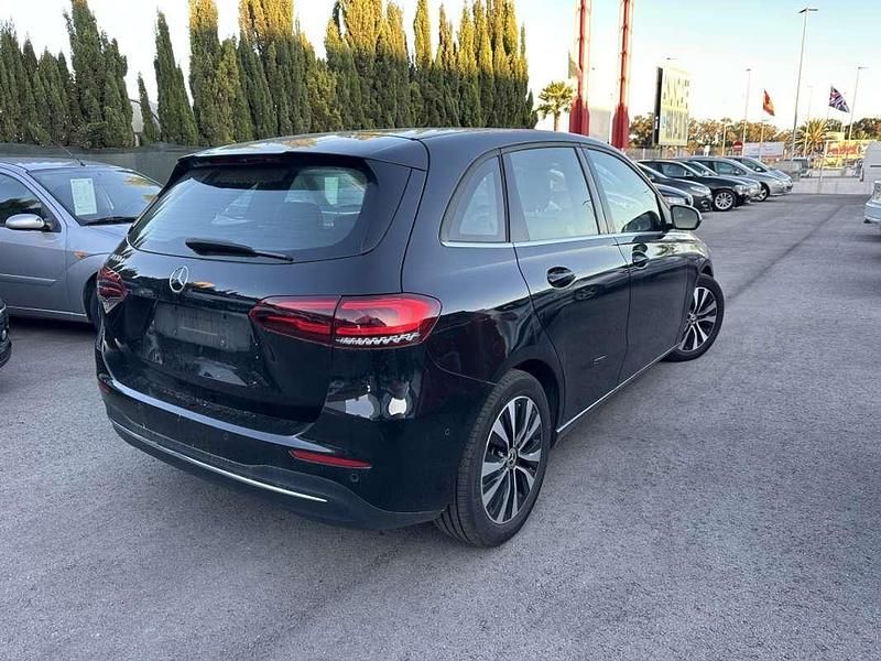 Usado Mercedes B180 116 CV (85 kW) 2022 Negro Monovolumen