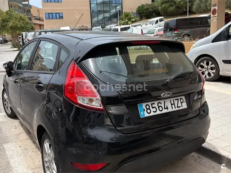 Usado Ford Fiesta Trend 75 CV (55 kW) 2014 Negro Utilitario