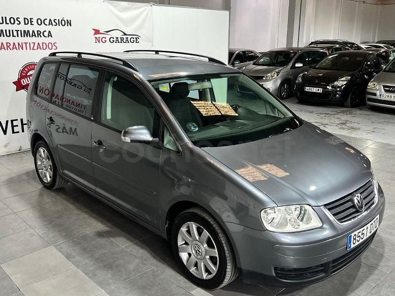 Usado VW Touran 105 CV (77 kW) 2006 Gris / plata Monovolumen