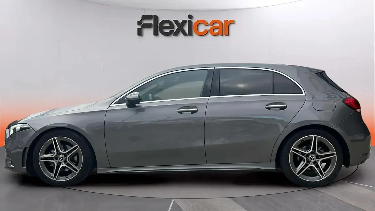 Usado Mercedes A180 116 CV (85 kW) 2019 Gris Berlina