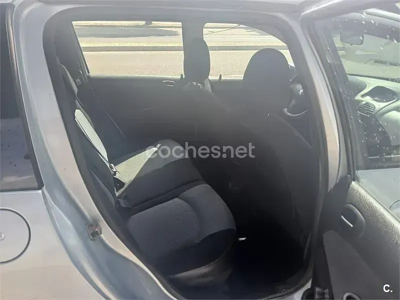 Usado Peugeot 206 90 CV (66 kW) 2004 Azul Familiar