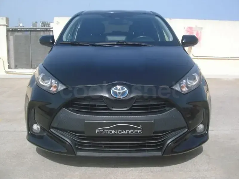 Usado Toyota Yaris Hybrid Active 116 CV (85 kW) 2022 Negro Berlina