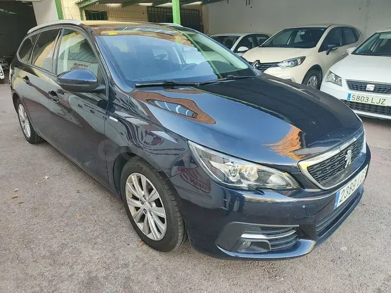Usado Peugeot 308 Style 100 CV (73 kW) 2020 Azul Familiar
