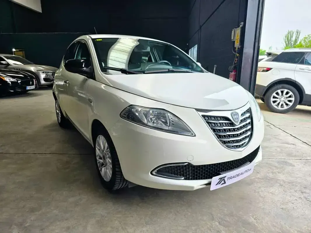 Usado Lancia Ypsilon Gold 69 CV (50 kW) 2014 Blanco Utilitario