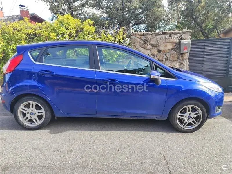 Usado Ford Fiesta Titanium 75 CV (55 kW) 2014 Azul Utilitario