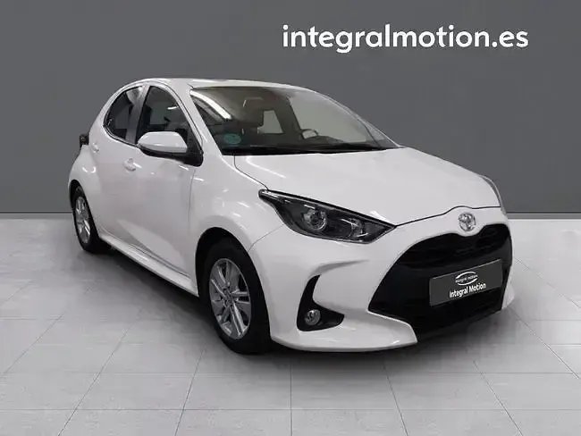 Usado Toyota Yaris Active 115 CV (84 kW) 2022 Blanco Utilitario
